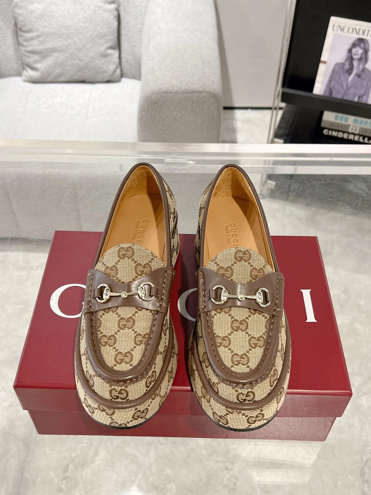 👟👟Ex-factory price 640👟👟 Leather surface 💰Gucci’s latest women’s horsebit wedge loafers ❗️❗️ Original purchase, development and production. The brand’s classic elements inject timeless style into this exquisite horsebit loafer. Glossy leather is paired with light gold-tone hardware. Wedge detailing adds a personal touch to a classic style. Original customized cowhide. Original customized soft sheepskin lining. Original molded leather with rubber outsole. Bottom thickness: 2.5CM in the front and 5cm in the back. Number of yards: 35-41 (custom-made 40 and 41 are non-refundable)